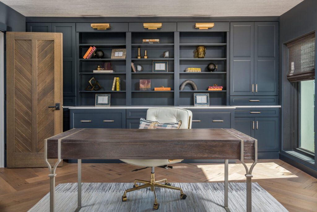 A desk and some shelves in a room.